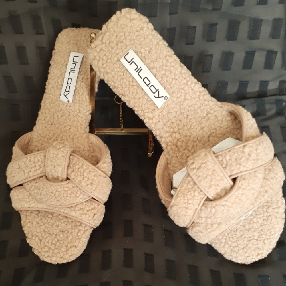 Unilody Fluffy Sandals